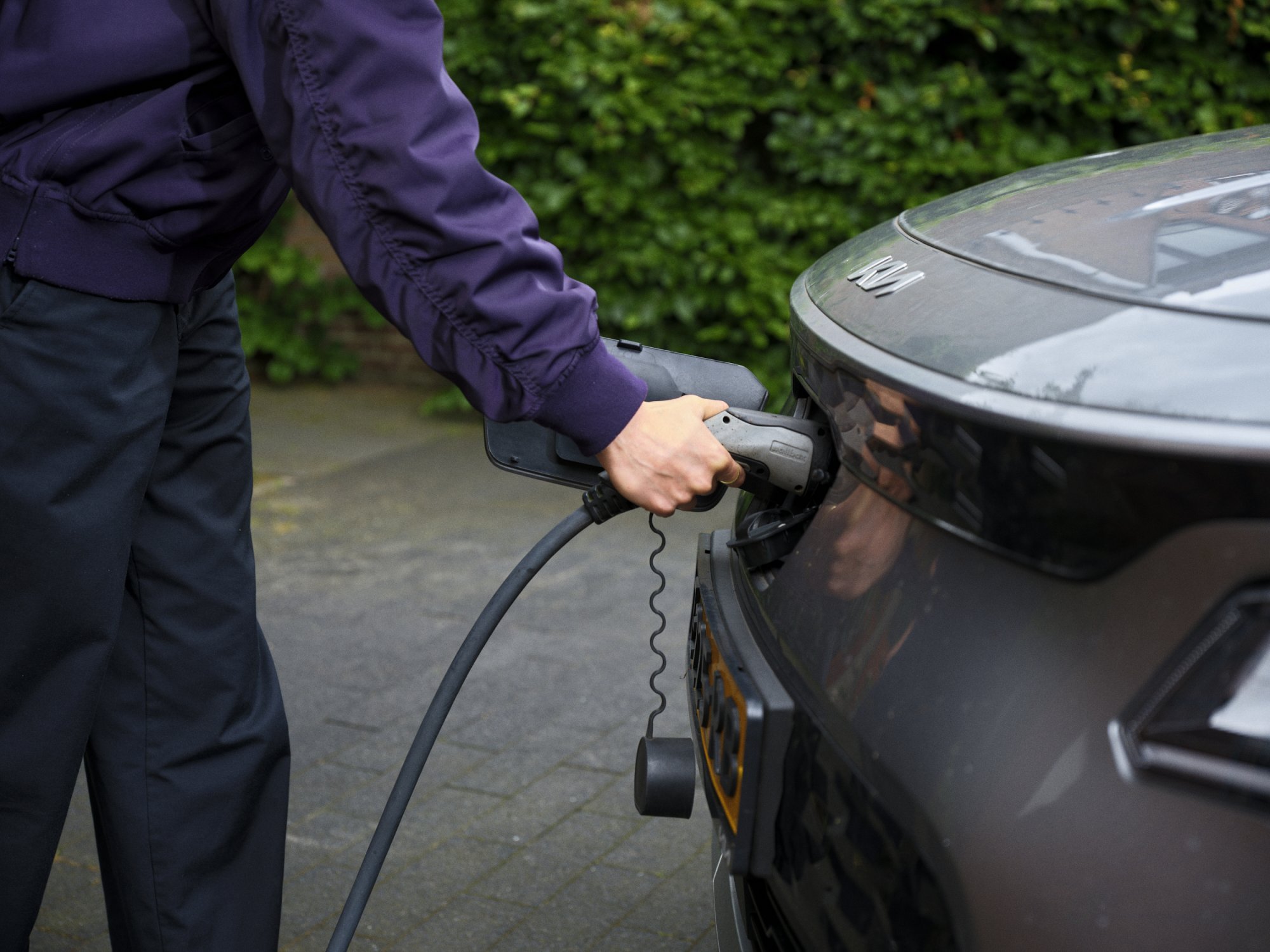 Close-up van laadkabel aangesloten op elektrische auto